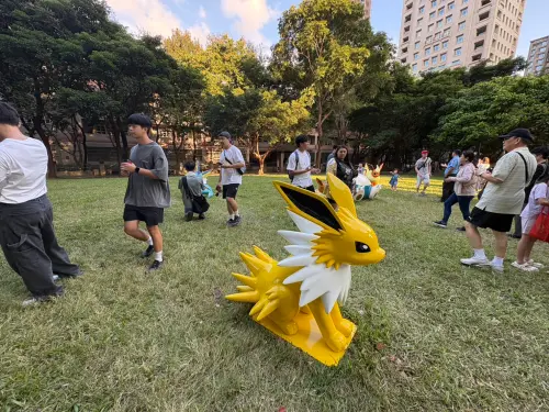 ▲雷伊布立體模型現身公園草地，周圍還有其他伊布進化型。（圖／記者林若瑋攝）