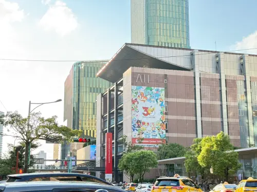 ▲新光三越台北信義新天地A11館外牆掛上寶可夢30週年大型主視覺，附近香堤大道廣場將於10月10日至11日舉辦「PokéXciting! in 台北」活動，A11館3樓還有寶可夢中心，可安排順路參觀。（圖／記者林若瑋攝）
