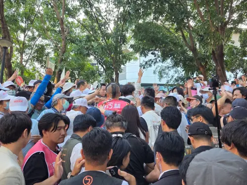 ▲沈伯洋下午與新北市長參選人蘇巧慧合體，被支持者團團包圍。（圖／記者陳佩君攝，2026.10.09）