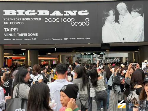 BIGBANG大巨蛋場外抓到野生GD！路人驚到狂回頭、被記者抓走拍照