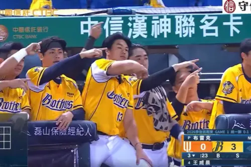 曾頌恩上壘比勝利手勢鼓舞士氣！許庭綸卻遭殃被打頭　犯人跑走了