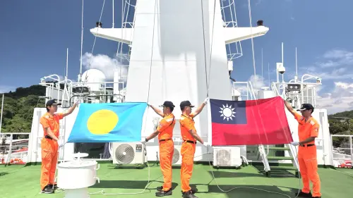 ▲海洋委員會海巡署艦隊分署為迎接中華民國雙十國慶，在到帛琉共和國展開115年度遠航訓練及海巡外交任務的嘉義巡防艦飛行甲板上，舉行中華民國與帛琉共和國聯合升旗典禮。(圖／海巡署艦隊分署提供)