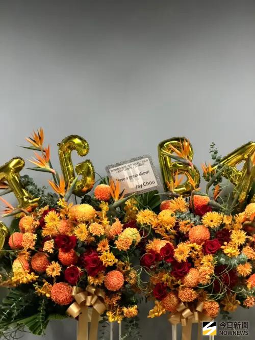 ▲周杰倫送上花籃，預祝BIGBANG演出順利。（圖／記者陳雅蘭攝）