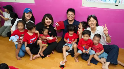 ▲知誠慈善協會帶領公益夥伴再度走進關愛之家婦幼部，邀請林正明公益籃球協會理事長劉靜明、藝人洪暐哲共同參與送愛活動。（圖／翻攝畫面）