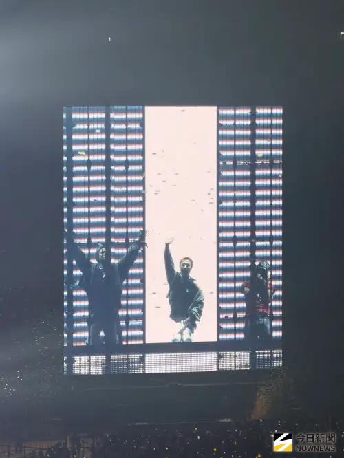 ▲BIGBANG三位成員退場前，一起下跪行大禮。（圖／讀者提供）