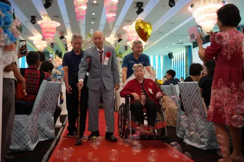▲內埔鄉婚齡滿72年的徐榮昌、徐曾勤英佳偶走紅毯。（圖／屏東縣府提供）