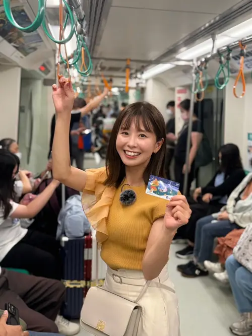▲ 主持人渡部有使用MeNGo卡帶領觀眾搭乘高雄捷運及輕軌等大眾運輸。（圖／高市府提供）