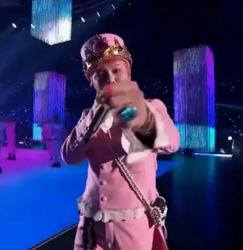 ▲幸運入場的小妹妹昨晚戴著跟GD這套表演服相同的寶石軍帽，看起來格外搶眼。（圖／翻攝自YouTube@Mnet K-POP）