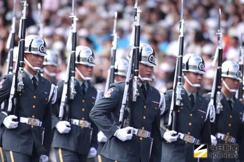 ▲國防部聯合樂隊暨三軍儀隊在國慶典禮上表演。（圖／記者朱永強攝 ,2026.10.10）
