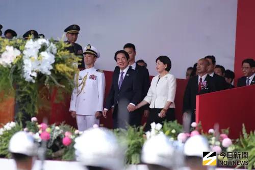 ▲總統賴清德牽著妻子吳玫如一同步入國慶典禮。（圖／記者朱永強攝 ,2026.10.10）