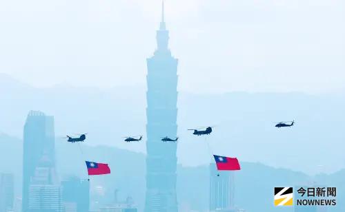 ▲115年國慶大會旋翼機吊掛國旗進場。（圖／攝影中心）