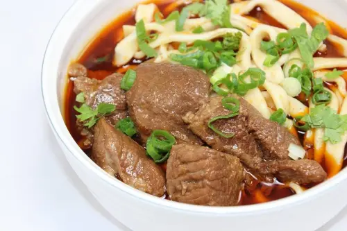 ▲穆記牛肉麵多年獲得《米其林指南》必比登推介殊榮。（圖／翻攝穆記牛肉麵臉書）