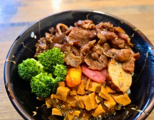 ▲烤師傅烤肉飯是永吉路上名店，肉片帶炭香，相當下飯。（圖／翻攝Google評論）