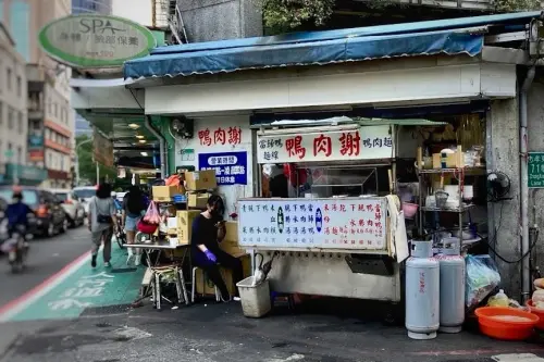 ▲永吉路上的鴨肉謝從傍晚一路營業到凌晨（圖／翻攝Google評論）