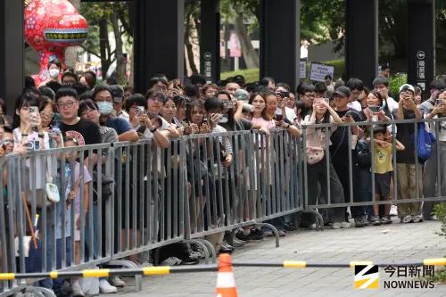 ▲台北市信義區香堤大道在國慶日湧入滿滿人潮，只為了一睹難得的寶可夢遊行。（圖／記者陳明安攝）