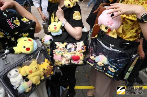▲寶可夢粉絲們帶著自己的收藏前往信義區參與遊行。（圖／記者陳明安攝）