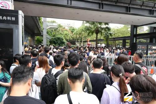 ▲寶可夢30週年大型活動「PokéXciting! in 台北」，雖然人很多，但動線不會全部塞在一起，除了新光三越A11門口較為擁擠之外，其他地方算順暢。（圖／記者陳明安攝）