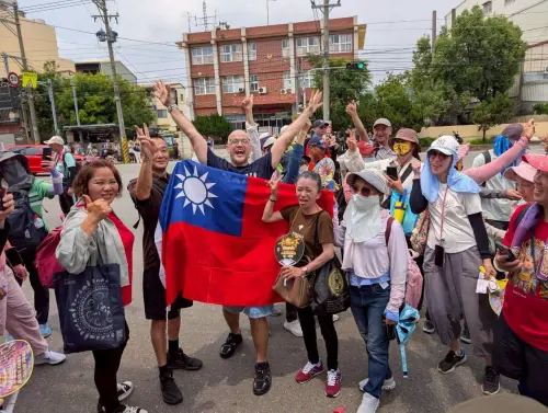 吳鳳來台過第20個雙十國慶日！曬國旗驕傲告白：台灣民主滿滿感動