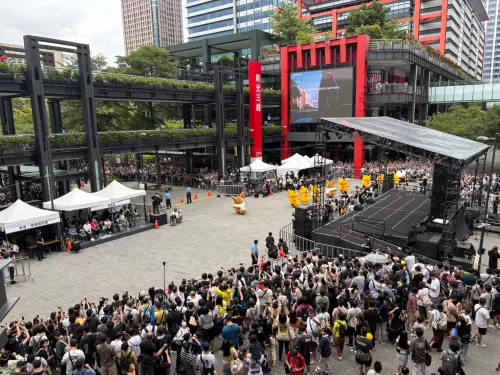 ▲寶可夢遊行中，個性最活潑的伊布在隊尾與民眾互動，還不斷脫隊。（圖／記者林若瑋攝）