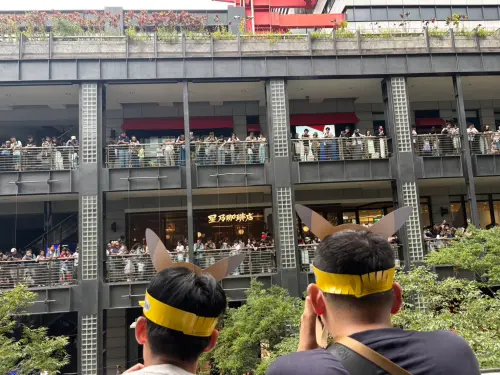 ▲為了看清楚寶可夢遊行，新光三越2、3樓也擠滿人潮。（圖／記者林若瑋攝）