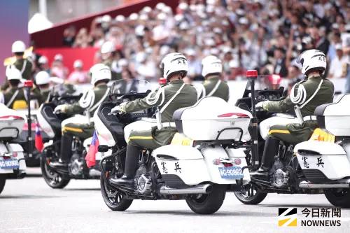 ▲憲兵指揮部快速反應連在國慶典禮上表演。（圖／記者朱永強攝 ,2026.10.10）