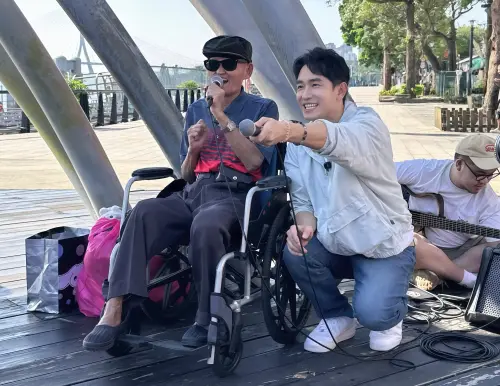 77歲李炳輝二度中風手指變形難拉琴！陳謙文現身淡水伸援手