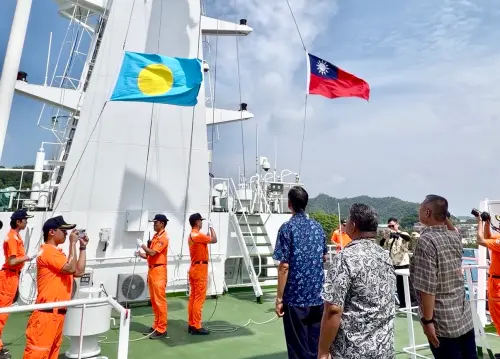 臺、帛國旗甲板升起！海巡嘉義艦駛進帛琉　惠恕仁伉儷登艦慶國慶