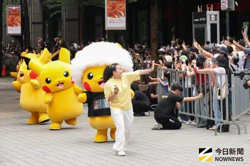 ▲國慶日寶可夢30週年遊行，由台北限定的PokeXciting!皮卡丘打頭陣。（圖／記者陳明安攝）