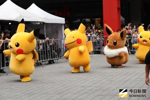 ▲寶可夢遊行由台北限定的PokeXciting!皮卡丘打頭陣，後面跟著皮卡丘和伊布們，其中還有一隻百變怪變身的皮卡丘。（圖／記者陳明安攝）