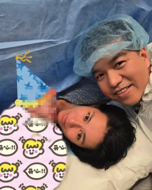 ▲許鈞鈞母子均安，剛生完小孩的她，氣色相當不錯。（圖／翻攝自許鈞鈞臉書）