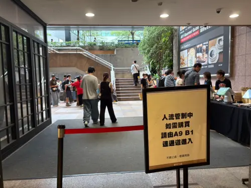 ▲新光三越A11因應大量購買人潮啟動人流管制，並引導民眾改由A9 B1連通道進入。（圖／記者林若瑋攝）