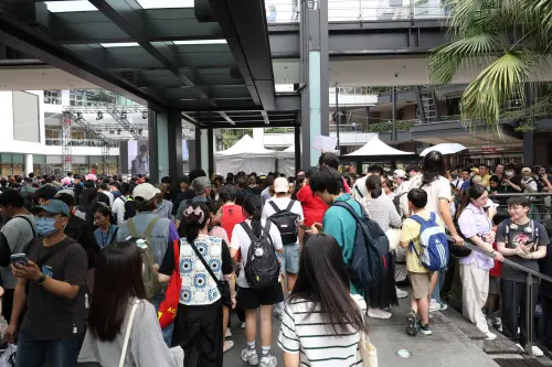 ▲寶可夢限定商品掀起搶購潮，信義區現場擠滿排隊民眾，人潮相當驚人。（圖／記者陳明安攝）