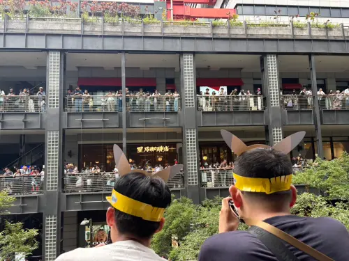 ▲寶可夢活動吸引大批民眾到場，信義區周邊不少訓練家戴著皮卡丘紙帽參與活動。（圖／記者林若瑋攝）
