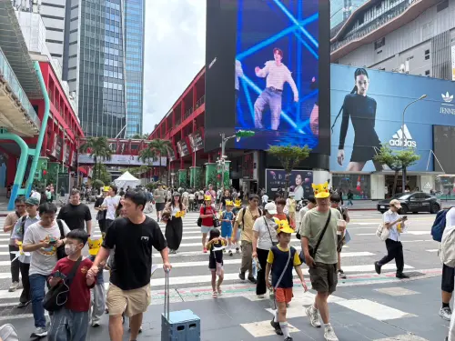 ▲雙十連假碰上寶可夢30週年活動，信義區湧入大批人潮，許多民眾戴著皮卡丘紙帽逛街。（圖／記者林若瑋攝）
