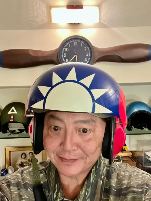 ▲李國超的國旗頭盔相當搶眼。（圖／翻攝自李國超Long Lee臉書）