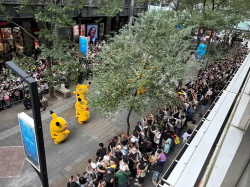 ▲「PokéXciting! in 台北」遊行登場，香堤大道兩側擠滿民眾，紛紛拿起手機捕捉寶可夢現身瞬間。（圖／記者林若瑋攝）