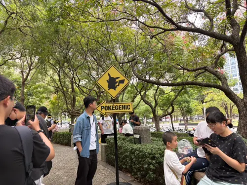 ▲信義區周邊設有多個「Pokégenic」打卡點，民眾可以沿路尋找寶可夢裝置拍照。（圖／記者林若瑋攝）