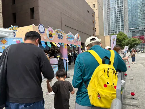 ▲寶可夢30週年活動吸引不少親子到信義區朝聖，民眾從背包到穿搭都充滿寶可夢元素。（圖／記者林若瑋攝）