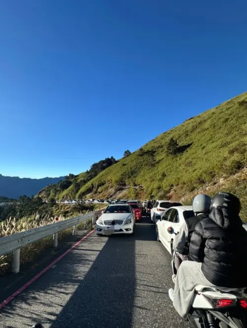 ▲武嶺國慶日清晨塞車情況嚴重，一名賓士車主竟把車停在道路中央後離開，擋住上山通道，估計約200輛車受到影響。（圖／翻攝自Threads@oceanstar0730）