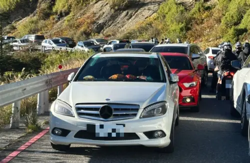 國慶武嶺塞爆！賓士男「路當停車場」擋200車　車主1句話全場炸鍋