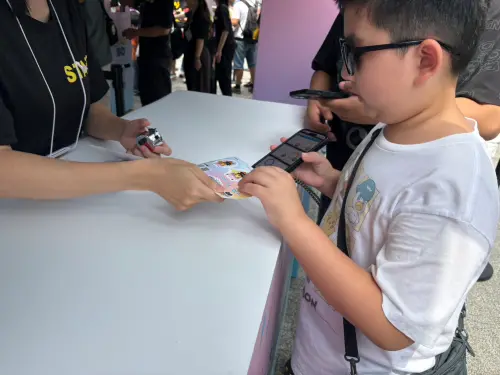 ▲完成指定集章條件後，玩家可到現場攤位兌換PokéXciting!活動主題貼紙。（圖／記者林若瑋攝）