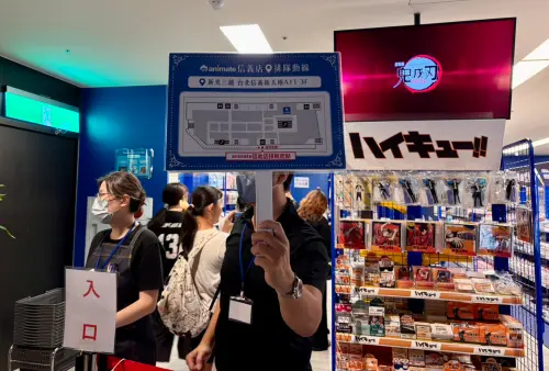 ▲animate 信義店現場規劃專屬排隊動線，由工作人員舉牌引導民眾依序入場。（圖／記者林若瑋攝）