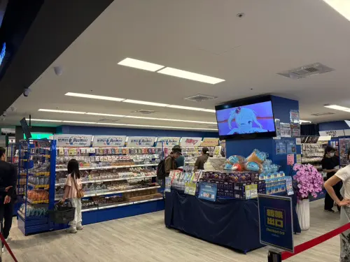 ▲animate 信義店開幕首日湧入不少動漫迷，店外及結帳區可見排隊人潮。（圖／記者林若瑋攝）