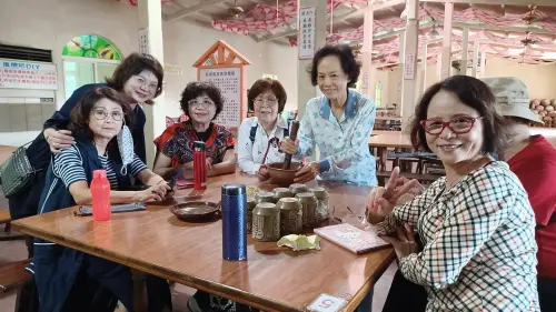 ▲農場提供的活動包括傳統客家美食DIY，有客家擂茶、搗粢粑（麻糬）、石磨美食體驗等。（圖／翻攝畫面）