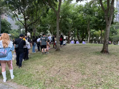 ▲大家依序跟百變怪雕塑合照。（圖／記者張家瑋攝）