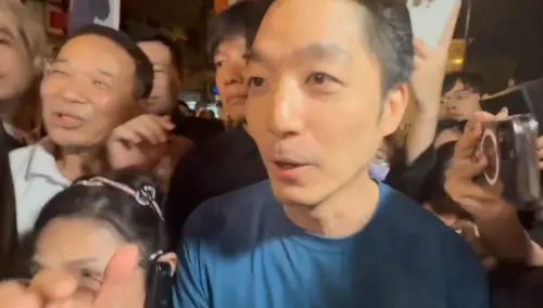 廣照宮狹路相逢！與蔣萬安握手攀談　沈伯洋遞上這張邀請信
