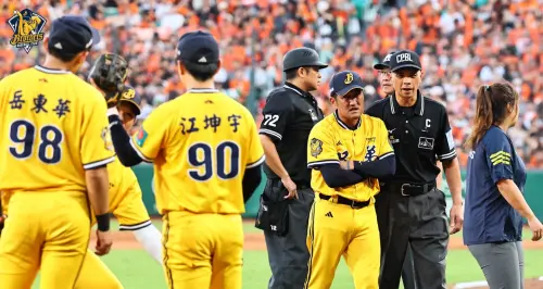 影／季後賽大場面！平野惠一不滿壘審判決　雙手一揮要眾兄弟退場