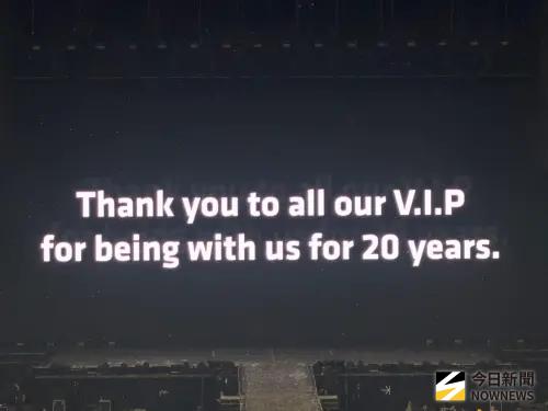▲BIGBANG離場後，大螢幕出現感人字幕「謝謝所有VIP陪伴我們走過20年」。（圖／讀者提供）