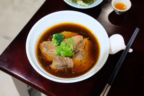 私廚轉型麵館！「川生渝味」獨創牛肉麵三吃　花24小時燉3種肉塊