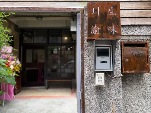 ▲原本的高端私廚餐廳老房子，改成了麵館「川生渝味」，主打最正宗四川口味的牛肉麵。（圖／記者葉盛耀攝）